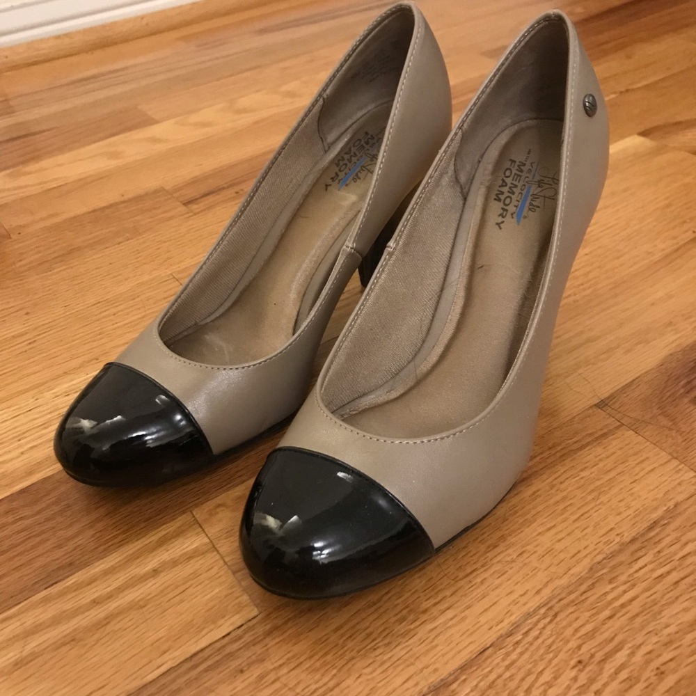 Life stride memory foam nude and black pumps